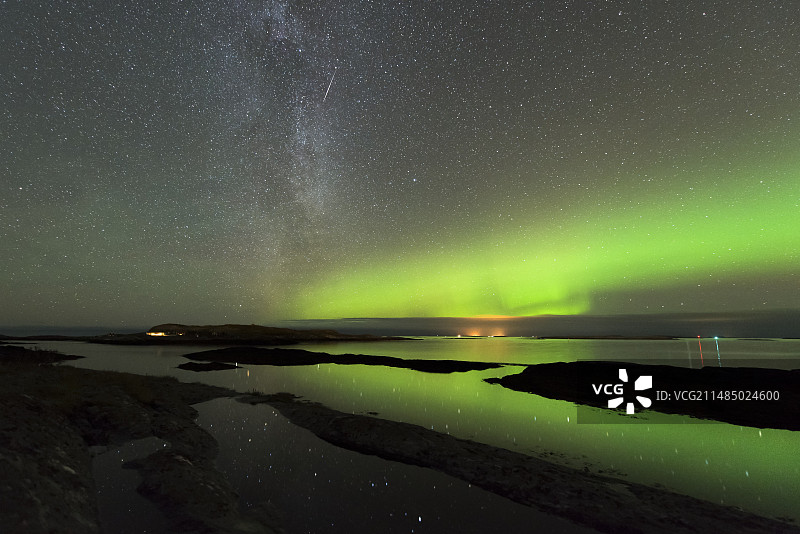 挪威北极光与猎户座流星雨图片素材