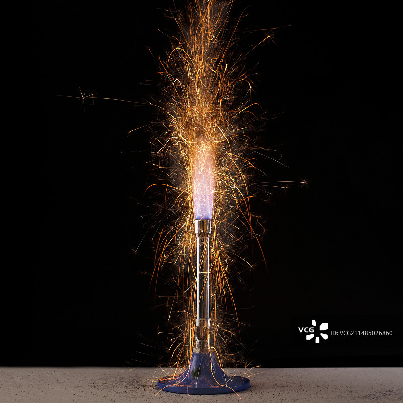 气体火焰中的铁屑图片素材