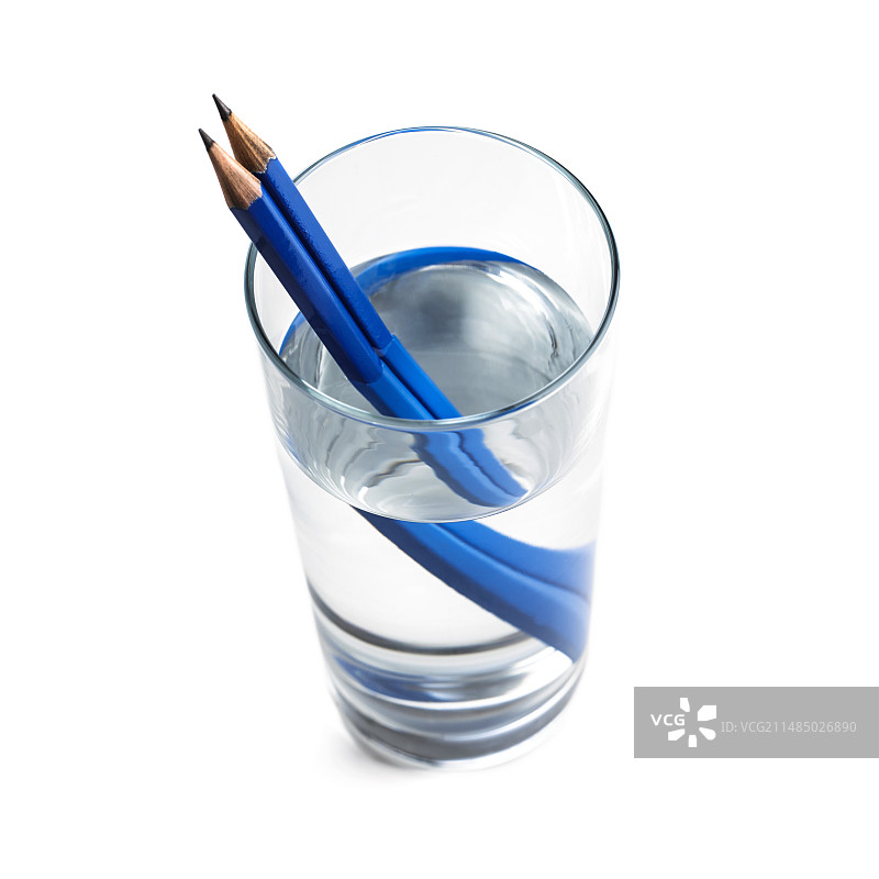 水杯中的折射图片素材