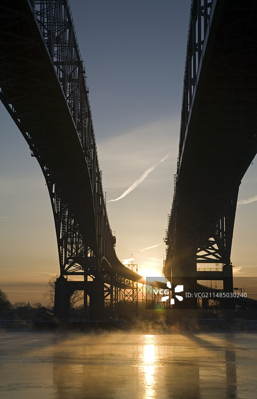 美加边境的蓝水大桥图片素材