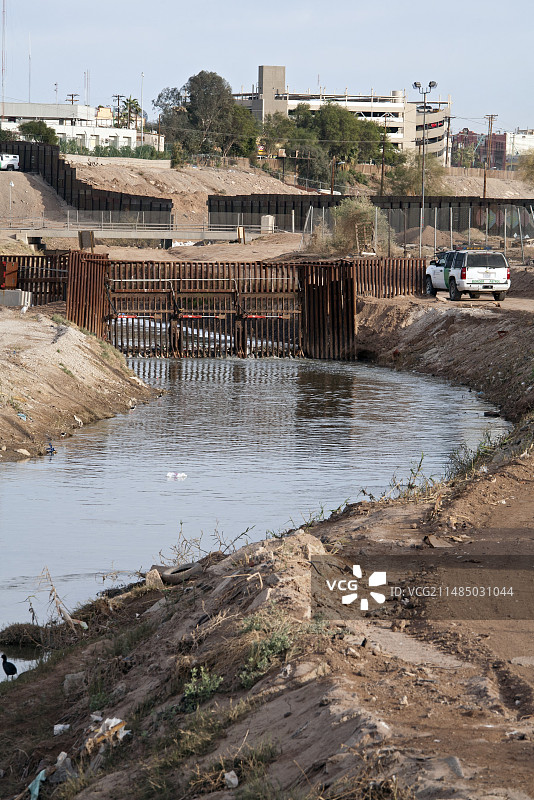 美国加利福尼亚州受污染的河流图片素材