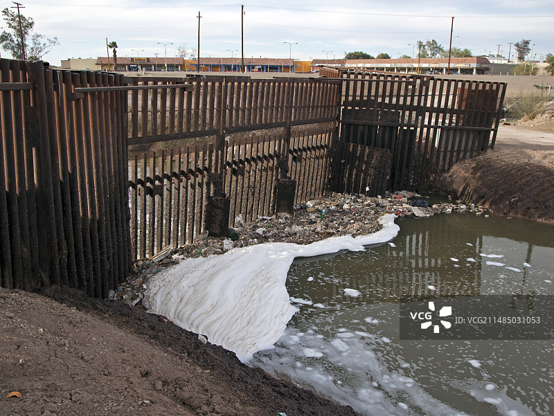 美国加利福尼亚州受污染的河流图片素材