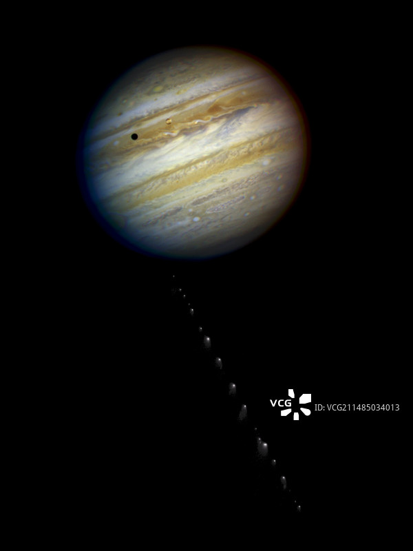 哈勃望远镜拍摄的木星和苏梅克-列维9号彗星图片素材