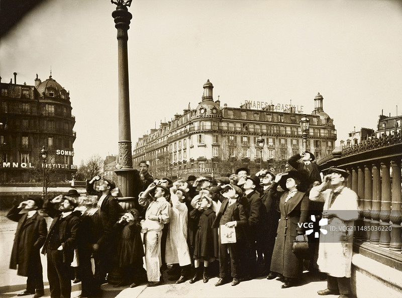 观看日食，1912年图片素材