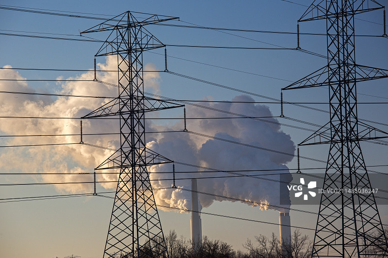 美国密歇根州的输电塔和发电站图片素材