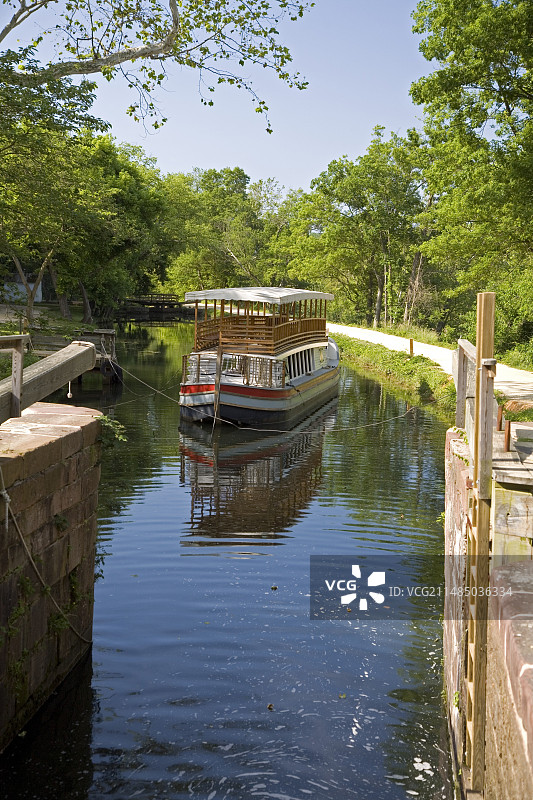 驶近开放式运河船闸的船图片素材