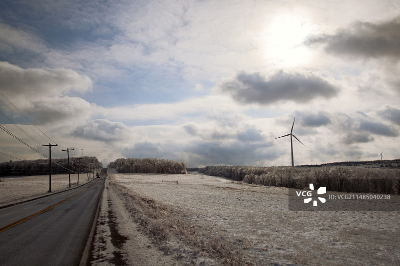 冬季的风力涡轮机图片素材