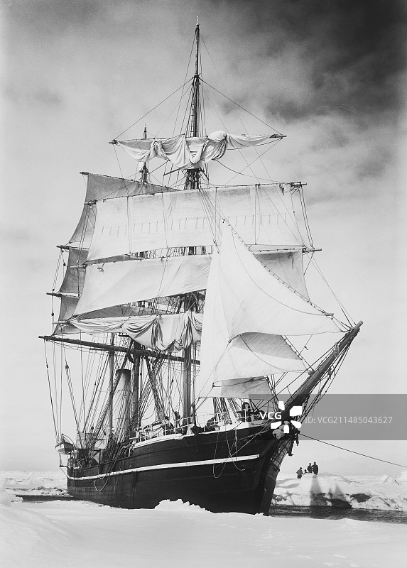 1910年南极浮冰上的特拉诺瓦号探险船图片素材