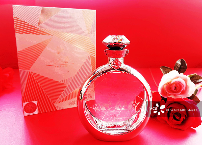 五粮液~缘定晶生戒子款图片素材