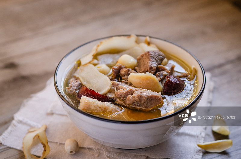 秋冬滋阴润肺的沙参玉竹老鸭汤图片素材