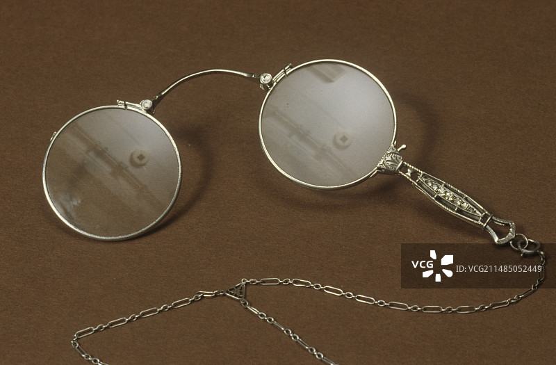 大约1860年的银色手持式眼镜图片素材