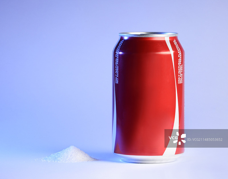 一茶匙糖和一罐气泡饮料图片素材