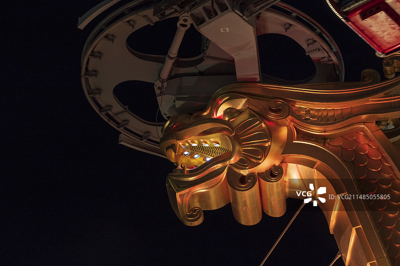 澳门永利皇宫门前巨龙造型缆车绞盘夜景图片素材