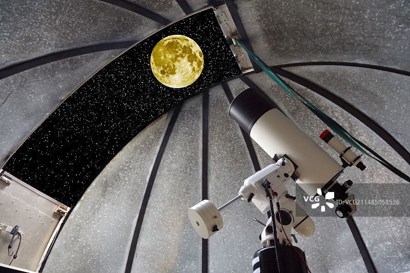 卡塞格林望远镜和月亮图片素材