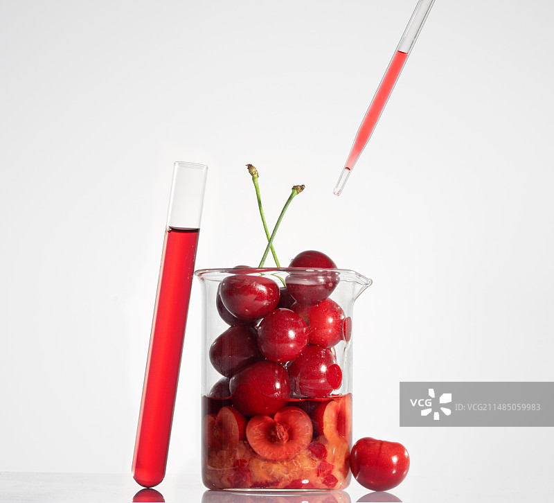 白色背景下的樱桃特写镜头图片素材