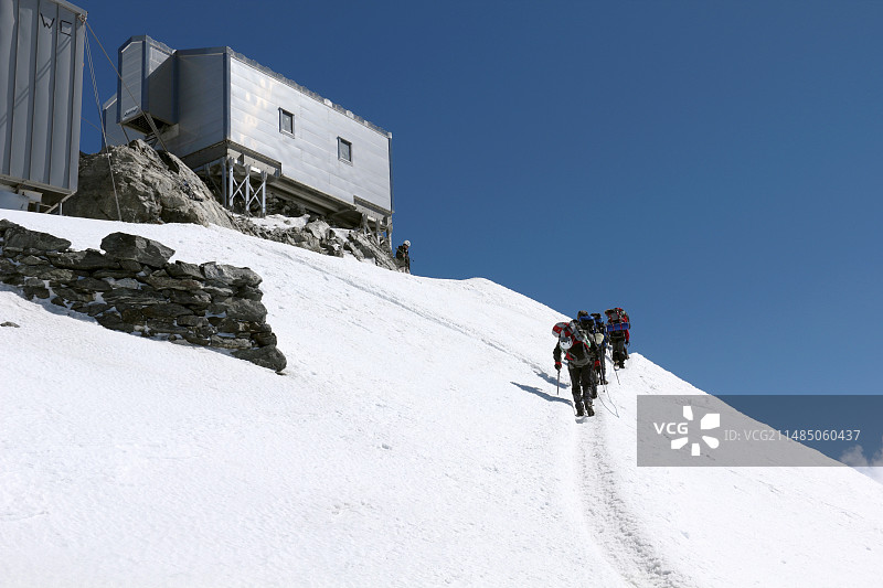 登山者在勃朗峰瓦洛特小屋图片素材