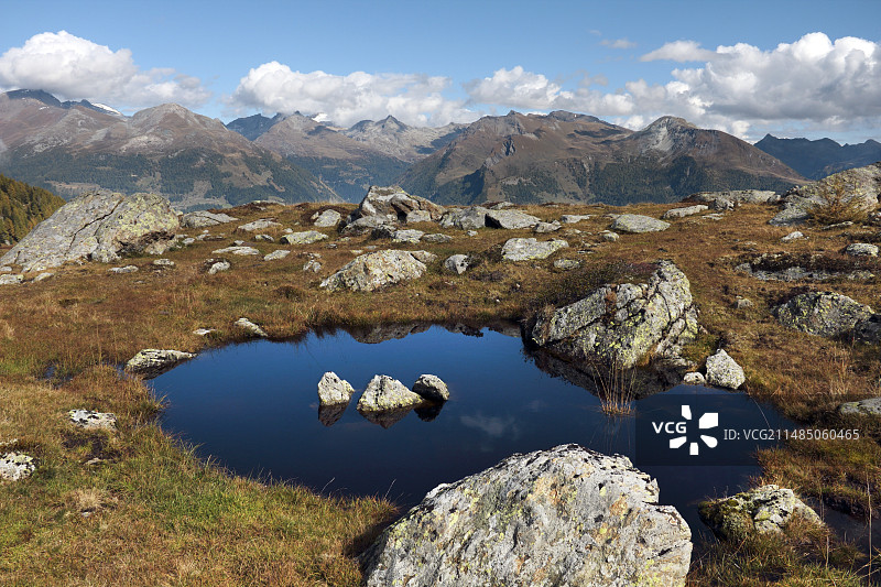 奥地利阿尔卑斯山脉的山间湖泊图片素材