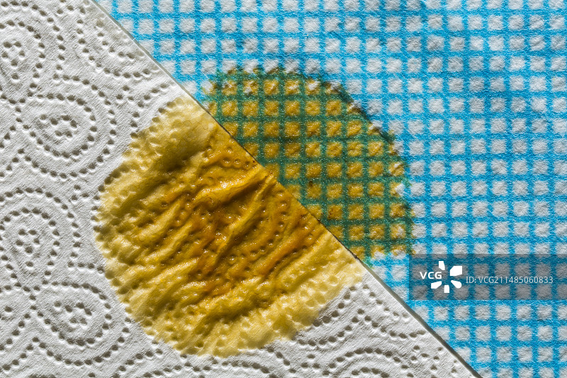 布和纸巾的吸水性图片素材