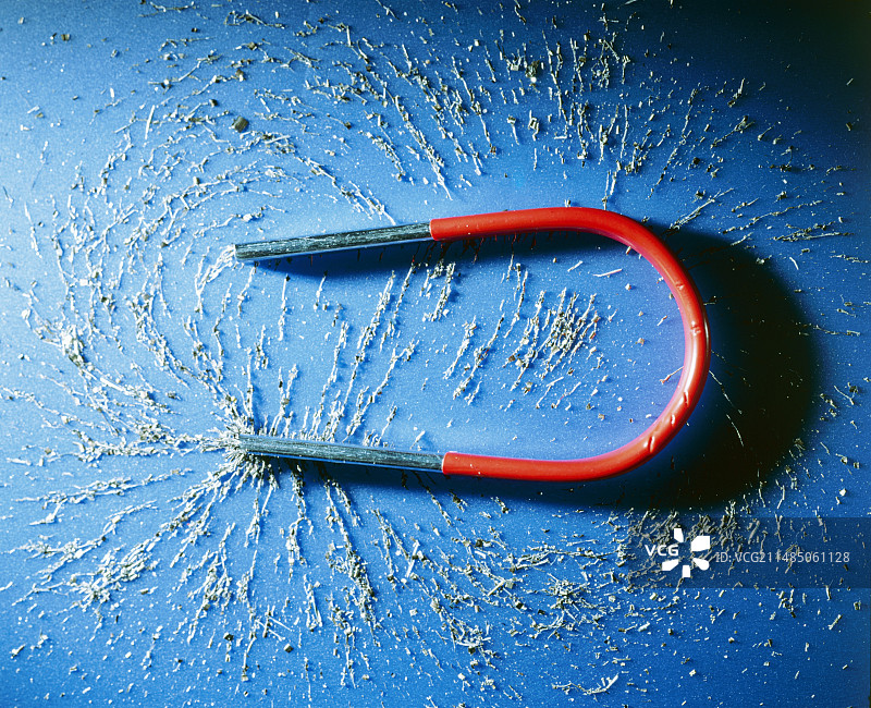 磁铁周围的金属锉刀图片素材