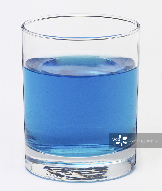 装满蓝色液体的玻璃杯图片素材