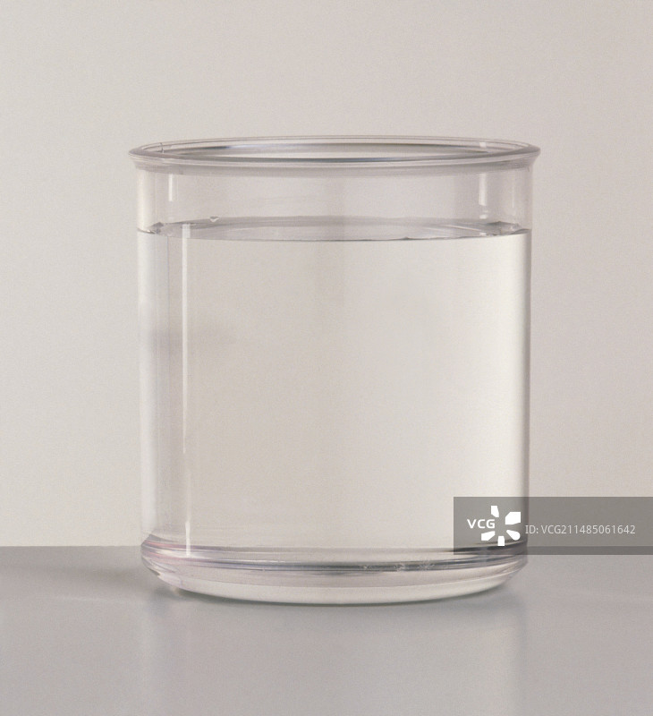 装满水的烧杯图片素材