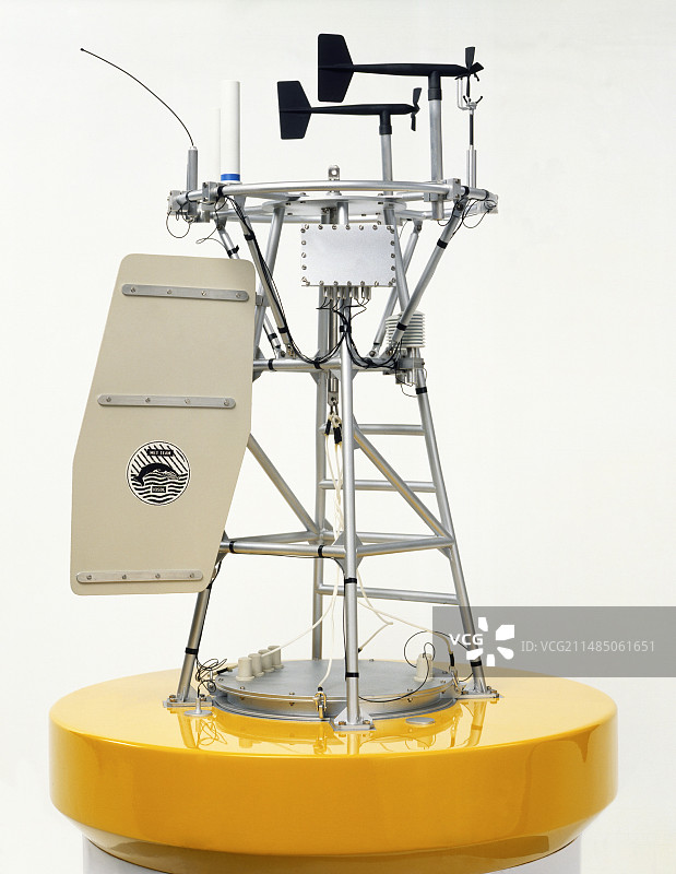 黄色底座和银色塔的浮标图片素材