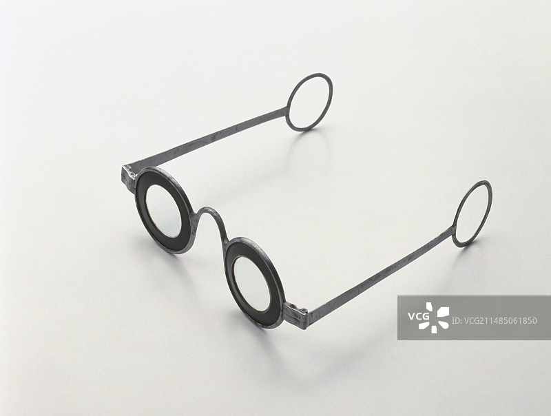 1750年左右的铁制眼镜图片素材