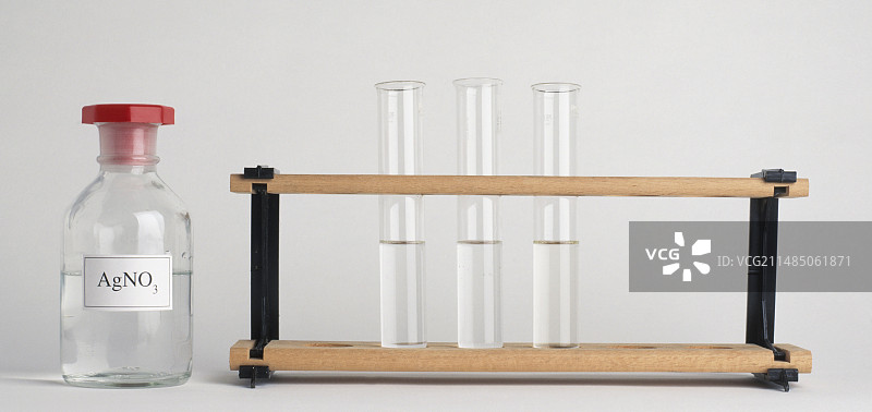 试管架上的三个试管和硝酸银图片素材
