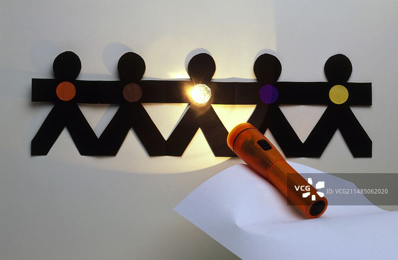 手电筒照射纸链图片素材