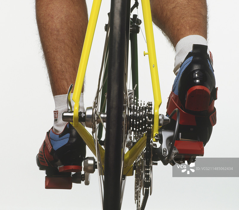 骑行者脚踩踏板特写图片素材