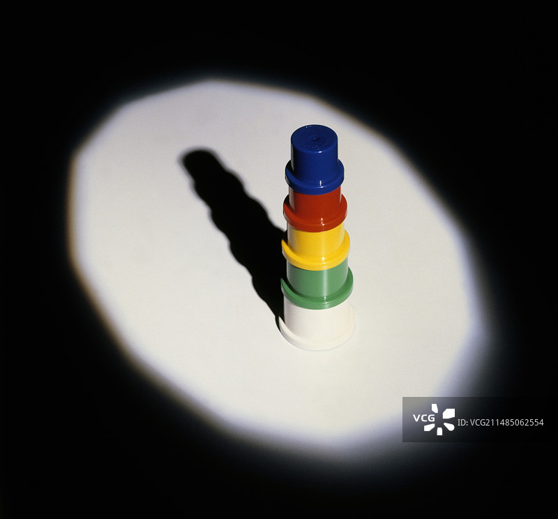 光照下的彩色物体图片素材