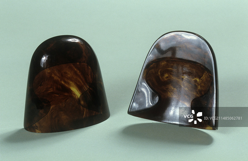 1910年左右的两个助听器图片素材