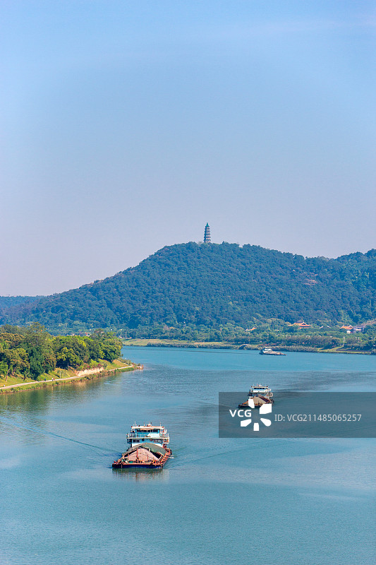船只穿梭在南宁邕江，两岸青秀山风光怡人图片素材