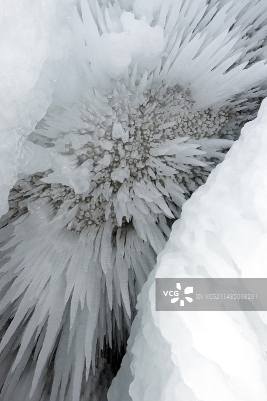 俄罗斯贝加尔湖的洞穴冰柱图片素材