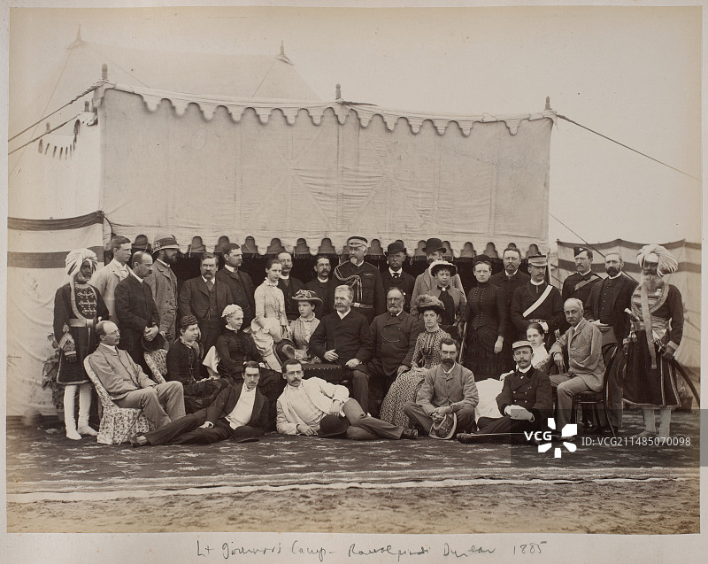 在营地里的一群人图片素材