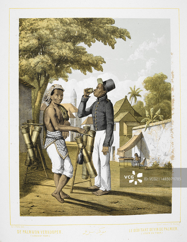 一名士兵正在用杯子喝水图片素材