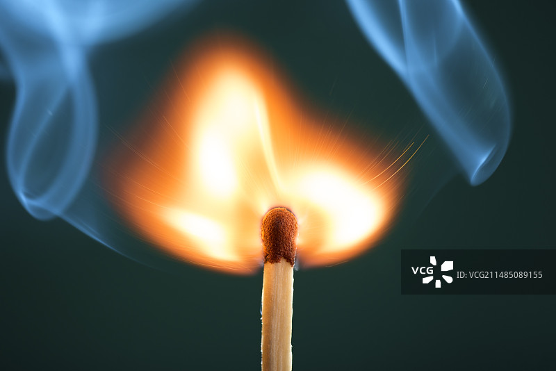 火柴点燃图片素材