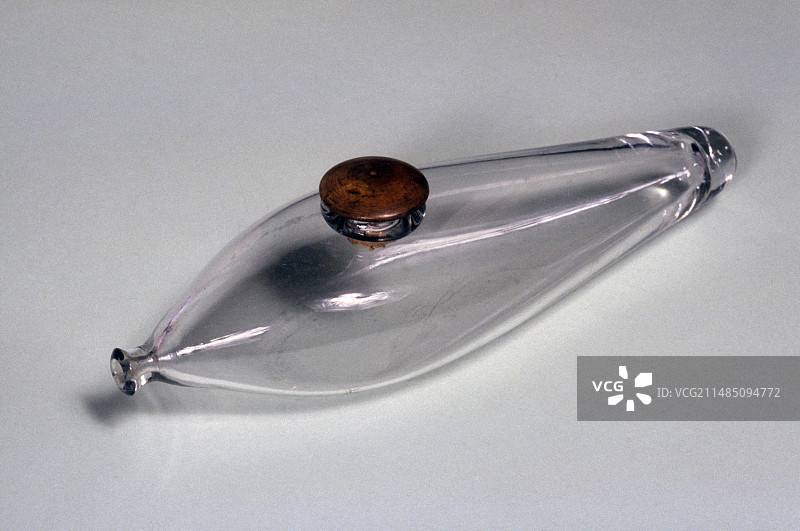 19世纪的婴儿奶瓶图片素材