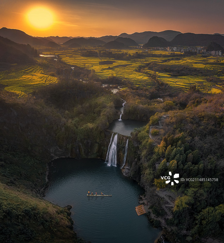 九龙瀑布下的菜花田图片素材
