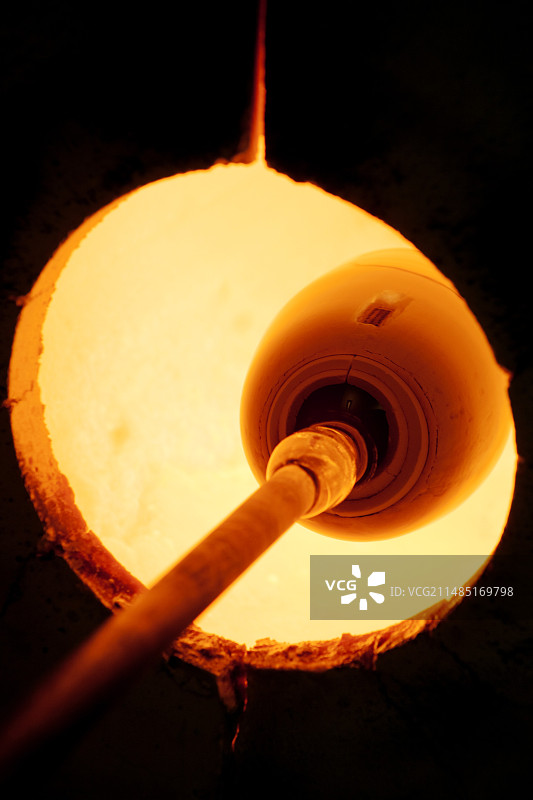 工作中的玻璃吹制工匠图片素材