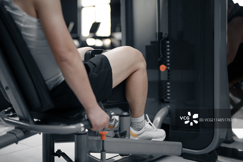健身器械辅助腿部力量练习图片素材