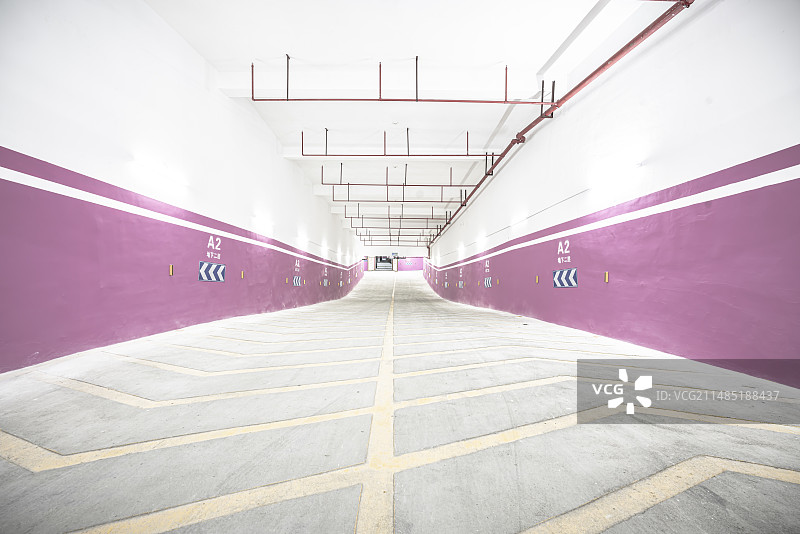 明亮宽阔的地下停车场图片素材