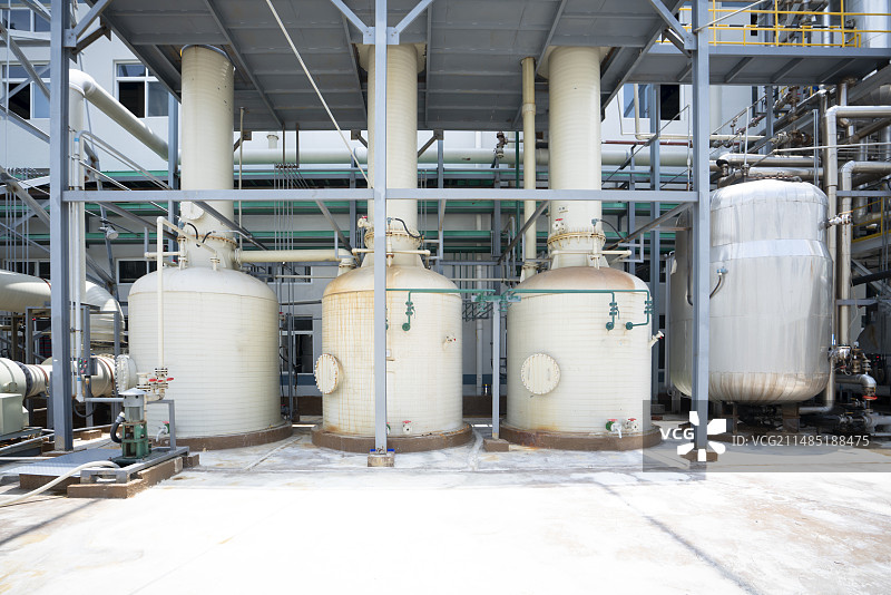 工厂里的储物罐图片素材
