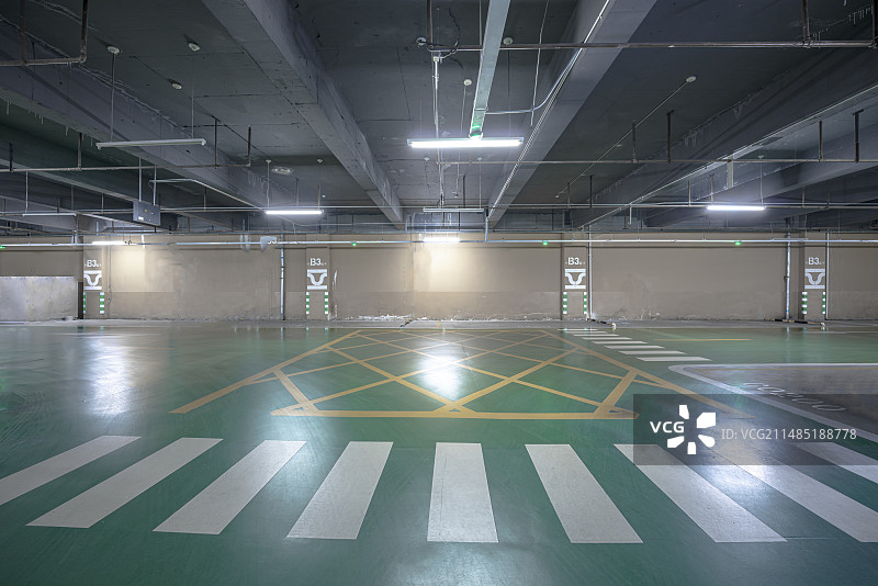 绿色涂装的地下停车场图片素材