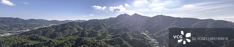 翠绿的山峦上飘着白云图片素材
