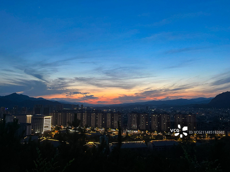 金山下的丹凤县城图片素材