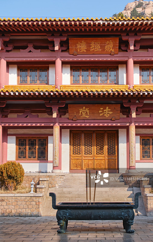 海阳招虎山成道禅寺的法堂与藏经楼图片素材