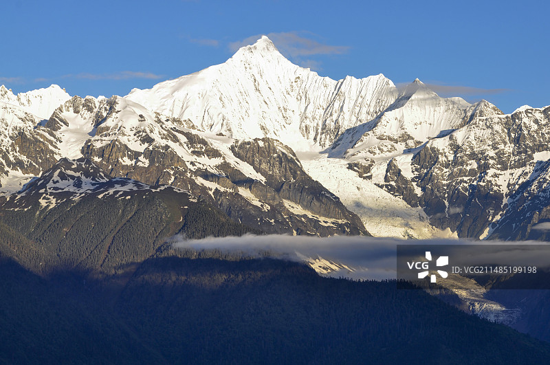 卡瓦格博峰图片素材