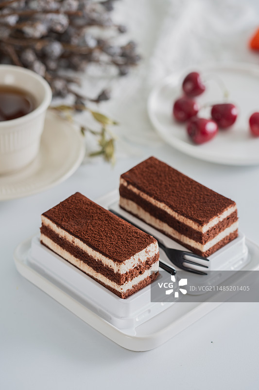 黑森林蛋糕放在白色餐盘图片素材