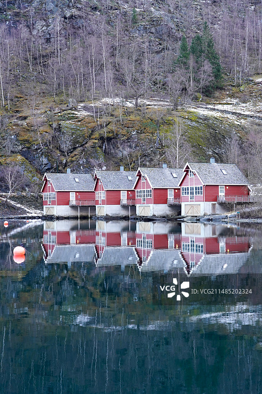 挪威松恩峡湾弗洛姆小镇红色房屋建筑和水中倒影图片素材